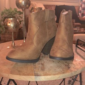 Women’s faux suede booties